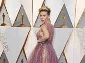 Duschvorhang oder Kleid? Scarlett Johansson bei den Oscars 2017. Foto: Jordan Strauss Duschvorhang oder Kleid? Scarlett Johansson bei den Oscars 2017. Foto: Jordan Strauss