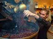 Die Coffeologin und Barista Katja Straube von der Kaffee-Rösterei Bad Saarow öffnet eine Klappe an einer Röst-Maschine. Foto: Patrick Pleul Die Coffeologin und Barista Katja Straube von der Kaffee-Rösterei Bad Saarow öffnet eine Klappe an einer Röst-Maschine. Foto: Patrick Pleul