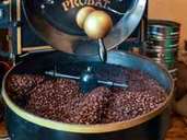 Katja Straube hat 25 erlesene Kaffeesorten als Direktimporte im Angebot, die zumindest in Brandenburg Seltenheitswert haben. Foto: Patrick Pleul Katja Straube hat 25 erlesene Kaffeesorten als Direktimporte im Angebot, die zumindest in Brandenburg Seltenheitswert haben. Foto: Patrick Pleul