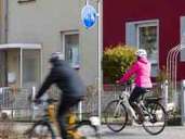 Ist ein Radweg vorhanden, ist er für Radler nur verpflichtend, wenn auch das entsprechende Gebotsschild - weißes Rad auf blauem Grund - darauf hinweist. Foto: Kay Tkatzik/pd-f.de/dpa Ist ein Radweg vorhanden, ist er für Radler nur verpflichtend, wenn auch das entsprechende Gebotsschild - weißes Rad auf blauem Grund - darauf hinweist. Foto: Kay Tkatzik/pd-f.de/dpa