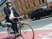 Roter "Teppich" für Radler: Doch ein eigener Weg ist kein Freibrief. Fahrradfahrer müssen sich im Straßenverkehr an viele Regeln halten. Foto: Tobias Hase/dpa-tmn/dpa Roter "Teppich" für Radler: Doch ein eigener Weg ist kein Freibrief. Fahrradfahrer müssen sich im Straßenverkehr an viele Regeln halten. Foto: Tobias Hase/dpa-tmn/dpa