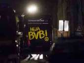 Drei Explosionen gab es am Mannschaftsbus von Borussia Dortmund, als die Spieler am Dienstagabend auf dem Weg ins Stadion zum Champions League-Spiel gegen den AS Monaco waren. Drei Explosionen gab es am Mannschaftsbus von Borussia Dortmund, als die Spieler am Dienstagabend auf dem Weg ins Stadion zum Champions League-Spiel gegen den AS Monaco waren.