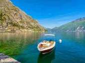 Krebs 22.06. – 22.07.: Von Desenzano über Sirmione bis nach San Vigilio bietet der Gardasee viele schöne Städte, die der Krebs gut mit einem Motorboot erkunden kann. Krebs 22.06. – 22.07.: Von Desenzano über Sirmione bis nach San Vigilio bietet der Gardasee viele schöne Städte, die der Krebs gut mit einem Motorboot erkunden kann.