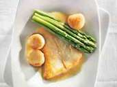 Thaispargel - wie hier zum Steinbutt - ist in der gehobenen Gastronomie beliebt und in der Verarbeitung unkompliziert. Foto: Rafael Pranschke/dpa Thaispargel - wie hier zum Steinbutt - ist in der gehobenen Gastronomie beliebt und in der Verarbeitung unkompliziert. Foto: Rafael Pranschke/dpa