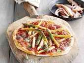 Köstliche Kombination: Frischer Spargel als Pizzabelag. Foto: Rafael Pranschke/Edition Fackelträger/dpa-tmn Köstliche Kombination: Frischer Spargel als Pizzabelag. Foto: Rafael Pranschke/Edition Fackelträger/dpa-tmn