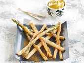 Schmeckt und sieht gut aus: japanisches Tempura - im Teigmantel frittierte Spargelstangen. Foto: Rafael Pranschke/dpa Schmeckt und sieht gut aus: japanisches Tempura - im Teigmantel frittierte Spargelstangen. Foto: Rafael Pranschke/dpa