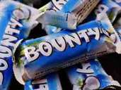 Platz 7: Was den Bounty-Riegel so besonders macht, ist seine Füllung aus Kokosflocken. Platz 7: Was den Bounty-Riegel so besonders macht, ist seine Füllung aus Kokosflocken.