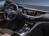 Nur hinter dem Lenkrad sieht es mau aus: Dort gibt es nur zur Hälfte digitale Instrumente, und in der Mittelkonsole befindet sich ein Touchscreen klein wie ein Mäusekino. Foto: Opel Nur hinter dem Lenkrad sieht es mau aus: Dort gibt es nur zur Hälfte digitale Instrumente, und in der Mittelkonsole befindet sich ein Touchscreen klein wie ein Mäusekino. Foto: Opel