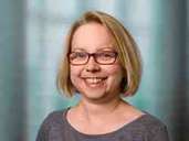 Gudrun Baseler hat seit ihrer Kindheit Rheumatoide Arthritis und wird seit vielen Jahren unter anderem mit Glucocorticoiden behandelt. Foto: Sarah Larissa Heuser/Deutsche Rheuma-Liga/dpa-tmn Gudrun Baseler hat seit ihrer Kindheit Rheumatoide Arthritis und wird seit vielen Jahren unter anderem mit Glucocorticoiden behandelt. Foto: Sarah Larissa Heuser/Deutsche Rheuma-Liga/dpa-tmn