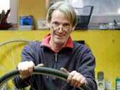 Markus Geng leitet seit fünf Jahren eine Fahrrad-Selbsthilfe-Werkstatt in Leipzig. Foto: Sebastian Willnow/dpa-tmn Markus Geng leitet seit fünf Jahren eine Fahrrad-Selbsthilfe-Werkstatt in Leipzig. Foto: Sebastian Willnow/dpa-tmn