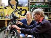 Helfende Hände: Markus Geng hilft in der Fahrrad-Selbsthilfe-Werkstatt im soziokulturellen Zentrum VILLA in Leipzig einer Kundin. Foto: Sebastian Willnow/dpa-tmn Helfende Hände: Markus Geng hilft in der Fahrrad-Selbsthilfe-Werkstatt im soziokulturellen Zentrum VILLA in Leipzig einer Kundin. Foto: Sebastian Willnow/dpa-tmn