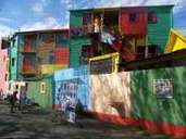 Am besten bestaunen lässt sich die bunte Vielfalt von La Boca, Caminito in Buenos Aires bei einem Spaziergang entlang des Caminito del Rey, dem 7,7 Kilometer langen Königsweg, der einmal komplett durch das Viertel führt. Am besten bestaunen lässt sich die bunte Vielfalt von La Boca, Caminito in Buenos Aires bei einem Spaziergang entlang des Caminito del Rey, dem 7,7 Kilometer langen Königsweg, der einmal komplett durch das Viertel führt.