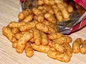 Snacks: Knabbereien wie Chips und Flips oder auch Gummibärchen, Bonbons und andere Süßigkeiten enthalten viel Zucker und Stärke. Diese wird von Plaque-Bakterien in Säure umgewandelt, die wiederum den Zähnen, genauer gesagt dem Zahnschmelz, schadet. Ein weiterer Nachteil: Snacks sorgen für eine verminderte Produktion von Speichel, der im Mund eine wichtige Schutzfunktion übernimmt. Snacks: Knabbereien wie Chips und Flips oder auch Gummibärchen, Bonbons und andere Süßigkeiten enthalten viel Zucker und Stärke. Diese wird von Plaque-Bakterien in Säure umgewandelt, die wiederum den Zähnen, genauer gesagt dem Zahnschmelz, schadet. Ein weiterer Nachteil: Snacks sorgen für eine verminderte Produktion von Speichel, der im Mund eine wichtige Schutzfunktion übernimmt.