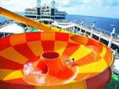 Rutschen-Highlight auf der "Norwegian Epic": In der "Epic Plunge" geht es mit Schwimmreifen in ein Strudelbecken. Foto: Norwegian Cruise Line/dpa-tmn Rutschen-Highlight auf der "Norwegian Epic": In der "Epic Plunge" geht es mit Schwimmreifen in ein Strudelbecken. Foto: Norwegian Cruise Line/dpa-tmn