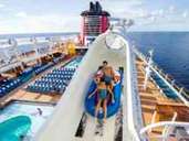 In einem Gummiboot können Passagiere die "Aqua-Duck"-Rutsche auf der "Disney Fantasy" und "Disney Dream" befahren. Foto: Disney Cruise Line/dpa-tmn In einem Gummiboot können Passagiere die "Aqua-Duck"-Rutsche auf der "Disney Fantasy" und "Disney Dream" befahren. Foto: Disney Cruise Line/dpa-tmn