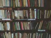 Ob zwischen zwei Büchern oder in einem Umschlag zwischen den Buchseiten – im Regal sucht jeder Einbrecher. Ob zwischen zwei Büchern oder in einem Umschlag zwischen den Buchseiten – im Regal sucht jeder Einbrecher.