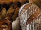 Ob Toastbrot oder ein Laib vom Bäcker: Falls Sie sich einen kleinen Vorrat anlegen wollen, ist das kein Problem. Bei einem ganzen Laib lohnt es sich, ihn zu halbieren, damit sie immer nach dem Auftauen eine angemessene Portion in der Küche vorbereitet haben. Ob Toastbrot oder ein Laib vom Bäcker: Falls Sie sich einen kleinen Vorrat anlegen wollen, ist das kein Problem. Bei einem ganzen Laib lohnt es sich, ihn zu halbieren, damit sie immer nach dem Auftauen eine angemessene Portion in der Küche vorbereitet haben.