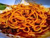 Es ist Pasta vom Mittagessen übriggeblieben? Verstauen Sie sie luftdicht in einer Box und Sie können noch bis zu drei Jahre später davon essen. Es ist Pasta vom Mittagessen übriggeblieben? Verstauen Sie sie luftdicht in einer Box und Sie können noch bis zu drei Jahre später davon essen.