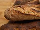Frisches Brot schmeckt natürlich am besten, doch Sie können die Lebensdauer Ihres Laibes erhöhen, wenn Sie ihn im Kühlschrank aufbewahren. Dann hält er meistens noch zwei Wochen. Frisches Brot schmeckt natürlich am besten, doch Sie können die Lebensdauer Ihres Laibes erhöhen, wenn Sie ihn im Kühlschrank aufbewahren. Dann hält er meistens noch zwei Wochen.