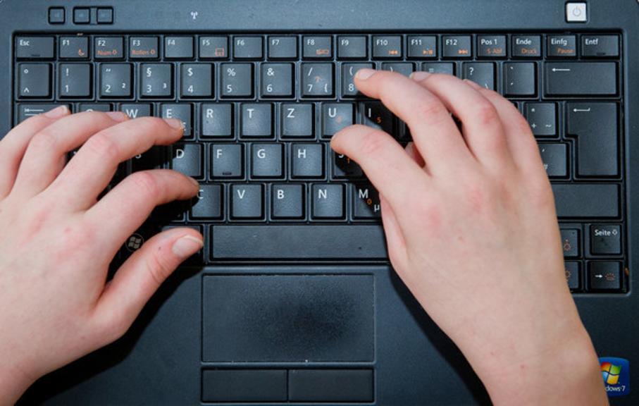 In Ihrer Tastatur sammeln sich nervige Krümel oder Staub? Mit kleinen Druckluftsprays werden Sie die Partikel ganz leicht los. In Ihrer Tastatur sammeln sich nervige Krümel oder Staub? Mit kleinen Druckluftsprays werden Sie die Partikel ganz leicht los.