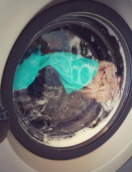 Mit Essig können Sie Ihre Waschmaschine entkalken: Dazu reicht eine Tasse Essigessenz, die Sie in die Trommel geben und die Maschine damit bei 90 Grad laufen lassen. Allerdings greift Essig auch die Gummiabdichtungen an - eine schonendere Methode wäre die Verwendung von Zitronensäure. Diesen Vorgang sollten Sie alle zwei Monate wiederholen. Mit Essig können Sie Ihre Waschmaschine entkalken: Dazu reicht eine Tasse Essigessenz, die Sie in die Trommel geben und die Maschine damit bei 90 Grad laufen lassen. Allerdings greift Essig auch die Gummiabdichtungen an - eine schonendere Methode wäre die Verwendung von Zitronensäure. Diesen Vorgang sollten Sie alle zwei Monate wiederholen.