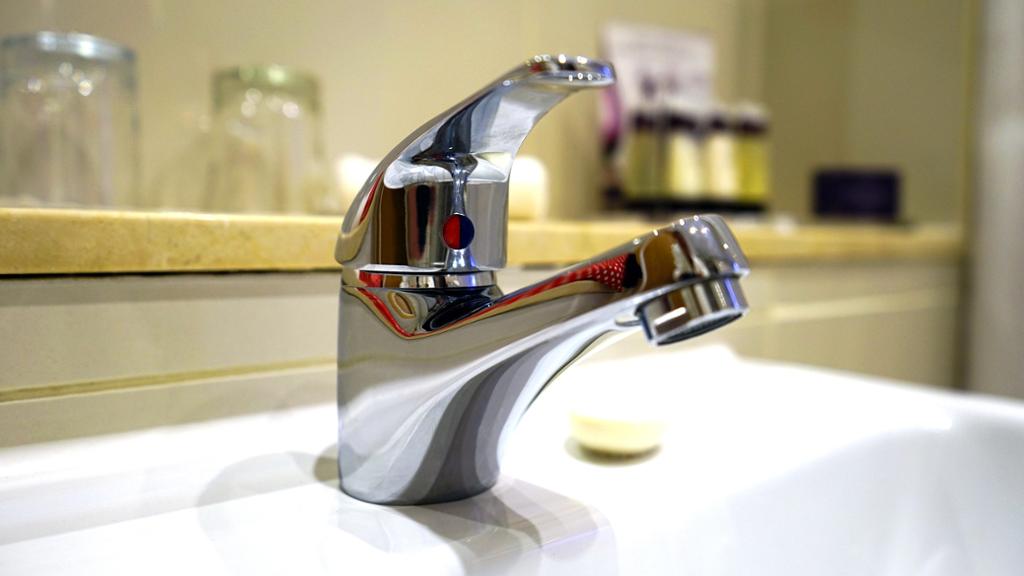 Mit Wachspapier werden Sie unschöne Flecken und Fingerabdrücke auf Wasserhähnen los. Außerdem hinterlassen Sie eine kleine Schutzschicht vor mehr Flecken. Mit Wachspapier werden Sie unschöne Flecken und Fingerabdrücke auf Wasserhähnen los. Außerdem hinterlassen Sie eine kleine Schutzschicht vor mehr Flecken.