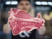 Fett ist ein wichtiger Geschmacksträger bei Fleisch. Foto: Lino Mirgeler/dpa Fett ist ein wichtiger Geschmacksträger bei Fleisch. Foto: Lino Mirgeler/dpa