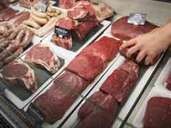 Rumpsteak, Filet, Entrecote: Die Auswahl an Fleisch, die über die Verkaufstheken - hier bei der Metzgerei "Kumpel & Keule" in Berlin - wandern, ist groß. Foto: Lino Mirgeler/dpa Rumpsteak, Filet, Entrecote: Die Auswahl an Fleisch, die über die Verkaufstheken - hier bei der Metzgerei "Kumpel & Keule" in Berlin - wandern, ist groß. Foto: Lino Mirgeler/dpa
