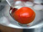 3. Die Tomate mit einem Löffel in eine Schale mit Eiswasser geben. Foto: Andrea Warnecke/dpa-tmn 3. Die Tomate mit einem Löffel in eine Schale mit Eiswasser geben. Foto: Andrea Warnecke/dpa-tmn