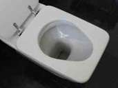 Wohl einer der schmutzigsten Orte im Haus ist die Toilette. Es muss nicht immer von vorne bis hinten alles durchschrubbt werden, doch die Toilettenbrille sollte täglich gereinigt werden - sie wird ja auch am meisten in Mitleidenschaft gezogen. Wohl einer der schmutzigsten Orte im Haus ist die Toilette. Es muss nicht immer von vorne bis hinten alles durchschrubbt werden, doch die Toilettenbrille sollte täglich gereinigt werden - sie wird ja auch am meisten in Mitleidenschaft gezogen.