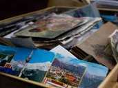 Alte Fotos, Papier oder Dias sind besonders empfindlich, was stark wechselnde Temperaturen betrifft. Sie schaden dem Material – und sollten die wertvollen Erinnerung zerstört werden, gibt es kaum eine Möglichkeit sie wiederherzustellen. Außerdem sind Papiere und Bücher beliebte Nistplätze für Holzwürmer und andere Insekten. Verstauen Sie diese Gegenstände also lieber an anderer Stelle. Alte Fotos, Papier oder Dias sind besonders empfindlich, was stark wechselnde Temperaturen betrifft. Sie schaden dem Material – und sollten die wertvollen Erinnerung zerstört werden, gibt es kaum eine Möglichkeit sie wiederherzustellen. Außerdem sind Papiere und Bücher beliebte Nistplätze für Holzwürmer und andere Insekten. Verstauen Sie diese Gegenstände also lieber an anderer Stelle.