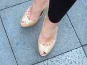 Hohe Schuhe sehen schick aus, sind für die Füße aber eher ungünstig. So kann sich etwa ein Hallux valgus bilden. Ab und an ist das Tragen von Stöckelschuhen aber erlaubt, sagen Experten. Foto: Andrea Warnecke/dpa-tmn Hohe Schuhe sehen schick aus, sind für die Füße aber eher ungünstig. So kann sich etwa ein Hallux valgus bilden. Ab und an ist das Tragen von Stöckelschuhen aber erlaubt, sagen Experten. Foto: Andrea Warnecke/dpa-tmn