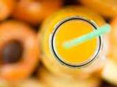 Alles unter Kontrolle: Wer Fruchtsaft selbst herstellt, weiß immer ganz genau, was darin steckt. Foto: Franziska Gabbert/dpa-tmn Alles unter Kontrolle: Wer Fruchtsaft selbst herstellt, weiß immer ganz genau, was darin steckt. Foto: Franziska Gabbert/dpa-tmn