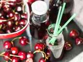 Kirschsaft ist Arbeit - denn natürlich muss man die Früchte vor dem Entsaften erst entsteinen. Foto: Franziska Gabbert/dpa-tmn Kirschsaft ist Arbeit - denn natürlich muss man die Früchte vor dem Entsaften erst entsteinen. Foto: Franziska Gabbert/dpa-tmn