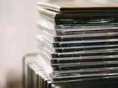 Sie haben doch bestimmt auch ein Regal voll von uralten CDs und DVDs, die Sie schon lange nicht mehr angerührt haben. In dem Fall nehmen diese einfach nur noch Platz weg und sollten aus dem Wohnzimmer verbannt werden. Vielleicht können Sie sie auch weiterverkaufen? Sie haben doch bestimmt auch ein Regal voll von uralten CDs und DVDs, die Sie schon lange nicht mehr angerührt haben. In dem Fall nehmen diese einfach nur noch Platz weg und sollten aus dem Wohnzimmer verbannt werden. Vielleicht können Sie sie auch weiterverkaufen?