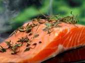 Fetter Seefisch wie Lachs ist dank seiner vielen Omega-3-Fettsäuren nicht nur gut für die Linie, sondern auch optimales Nervenfutter fürs Gehirn. Fetter Seefisch wie Lachs ist dank seiner vielen Omega-3-Fettsäuren nicht nur gut für die Linie, sondern auch optimales Nervenfutter fürs Gehirn.