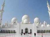 Abu Dhabi beeindruckt mit spektakulären Moscheen und Weltoffenheit - doch die Gesetze in den Emiraten sind restriktiv. Freizügigkeit und Zärtlichkeiten in der Öffentlichkeit werden nicht toleriert. Abu Dhabi beeindruckt mit spektakulären Moscheen und Weltoffenheit - doch die Gesetze in den Emiraten sind restriktiv. Freizügigkeit und Zärtlichkeiten in der Öffentlichkeit werden nicht toleriert.