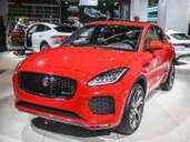 Nach F-Pace kommt E-Pace: Jaguar zeigt ein SUV in einer Nummer kleiner. Foto: Frank Rumpenhorst/dpa-tmn Nach F-Pace kommt E-Pace: Jaguar zeigt ein SUV in einer Nummer kleiner. Foto: Frank Rumpenhorst/dpa-tmn