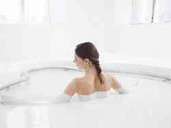 Baden in Thermalwasser und Porzellanton: Das bietet das Spa des Hotels "Les Prés d'Eugénie" im Süden Frankreichs. Foto: Xavier Boymond/Les Prés d'Eugenie/dpa-tmn Baden in Thermalwasser und Porzellanton: Das bietet das Spa des Hotels "Les Prés d'Eugénie" im Süden Frankreichs. Foto: Xavier Boymond/Les Prés d'Eugenie/dpa-tmn