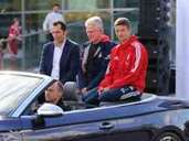 Die Bayern-Stars bei der Übergabe der neuen Dienstwagen. Die Bayern-Stars bei der Übergabe der neuen Dienstwagen.