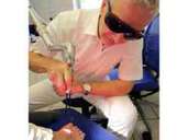 Prof. Dr. med. Christian Raulin entfernt mittels Laser ein Tattoo auf dem Fußrücken. Um eine solche Körperbemalung wieder wegzubekommen, sind in der Regel mehrere Sitzungen notwendig. Foto: Jörg Donecker/dpa-tmn Prof. Dr. med. Christian Raulin entfernt mittels Laser ein Tattoo auf dem Fußrücken. Um eine solche Körperbemalung wieder wegzubekommen, sind in der Regel mehrere Sitzungen notwendig. Foto: Jörg Donecker/dpa-tmn