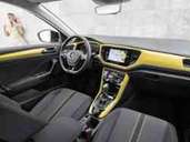 Ein Auto für Individualisten: Die Wolfsburger bieten in der Kombination aus Grundlack, Kontrastfarbe und Zierkonsolen für den Innenraum über 80 Designvarianten an. Foto: VW/dpa Ein Auto für Individualisten: Die Wolfsburger bieten in der Kombination aus Grundlack, Kontrastfarbe und Zierkonsolen für den Innenraum über 80 Designvarianten an. Foto: VW/dpa