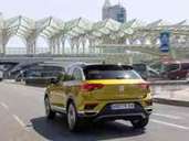 Sportliche Silhouette: Die Designer haben dem T-Roc eine neue Front mit weit nach unten gerückten Tagfahrleuchten gezeichnet und das Heck wie bei einem Coupé weit in Fahrtrichtung gebeugt. Foto: VW/dpa Sportliche Silhouette: Die Designer haben dem T-Roc eine neue Front mit weit nach unten gerückten Tagfahrleuchten gezeichnet und das Heck wie bei einem Coupé weit in Fahrtrichtung gebeugt. Foto: VW/dpa