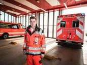 Lukas Schad steht in der Rettungswache des Frankfurter Flughafens. Dort lässt sich der 24-Jährige zum Notfallsanitäter ausbilden. Foto: Frank Rumpenhorst/dpa Lukas Schad steht in der Rettungswache des Frankfurter Flughafens. Dort lässt sich der 24-Jährige zum Notfallsanitäter ausbilden. Foto: Frank Rumpenhorst/dpa