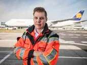 Retter am Airport: Lukas Schad ist Azubi zum Notfallsanitäter am Flughafen Frankfurt. Foto: Frank Rumpenhorst/dpa Retter am Airport: Lukas Schad ist Azubi zum Notfallsanitäter am Flughafen Frankfurt. Foto: Frank Rumpenhorst/dpa