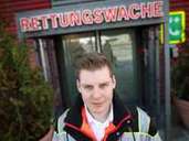 Lukas Schad macht an der Rettungswache des Frankfurter Flughafens eine Ausbildung zum Notfallsanitäter. Foto: Frank Rumpenhorst/dpa Lukas Schad macht an der Rettungswache des Frankfurter Flughafens eine Ausbildung zum Notfallsanitäter. Foto: Frank Rumpenhorst/dpa