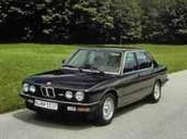 Klassischer Look mit Chromleisten und runden Scheinwerfern: So präsentierte sich der BMW M5 vor 30 Jahren mit 232 kW/315 PS. Klassischer Look mit Chromleisten und runden Scheinwerfern: So präsentierte sich der BMW M5 vor 30 Jahren mit 232 kW/315 PS.