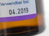 Nach dem Haltbarkeitsdatum auf Medikamenten sollten sich Patienten richten. Bei Flüssigkeiten wie Tropfen ist auch das Anbruchsdatum entscheidend. Foto: Andrea Warnecke/dpa-tmn Nach dem Haltbarkeitsdatum auf Medikamenten sollten sich Patienten richten. Bei Flüssigkeiten wie Tropfen ist auch das Anbruchsdatum entscheidend. Foto: Andrea Warnecke/dpa-tmn