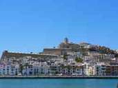 8. Ibiza: Ibiza wird immer teurer. Pro Tag zahlt man hier rund 327 Euro. Seit Kurzem gibt es auf der Balearen-Insel sogar ein Airbnb-Verbot. 8. Ibiza: Ibiza wird immer teurer. Pro Tag zahlt man hier rund 327 Euro. Seit Kurzem gibt es auf der Balearen-Insel sogar ein Airbnb-Verbot.