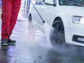 Beginn der Autokur: Vor dem Waschgang raten Experten zu einer gründlichen Vorreinigung des Autos durch einen Hochdruckreiniger. Beginn der Autokur: Vor dem Waschgang raten Experten zu einer gründlichen Vorreinigung des Autos durch einen Hochdruckreiniger.